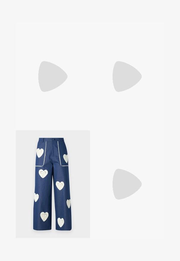 Top curto de cor rosa pálido, com mangas curtas, decote franzido e ombros bufantes. Feito de tecido suave com uma silhueta ajustada.; Sister Jane HEART TO HEART - Calças de ganga de perna direita - blue denim; Sapatilha alta de tela branca com sola de borracha preta, bico de borracha na frente e seis ilhós para os atacadores, apresentando um design limpo e minimalista.; Bolsa de mão em couro vermelho com um design angular e geométrico. Apresenta uma única alça ajustável e um fecho com aba, com detalhes cosidos.