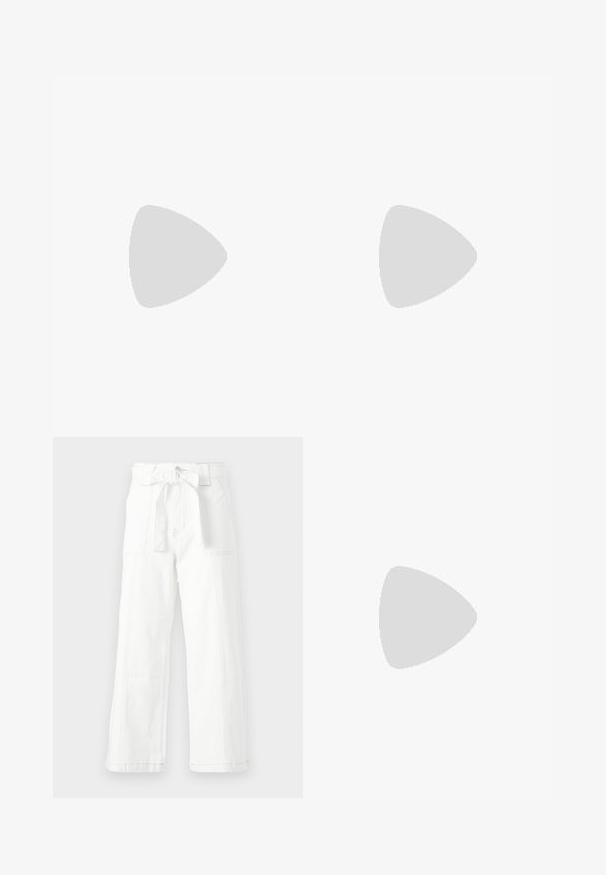 Lühikeste varrukatega valge T-särk, millel on sinine, roheline ja pruun lilleline muster. Üks külg on seotud, et tekitada kogumise efekt.; Valged puuvillased püksid laia sääre disainiga, millel on ees seotud vöökoht, küljetaskud ja nähtavad õmblusdetailid.; Kahvatu roosa slingback lapikute jalatsite paar, millel on terav varvas, valmistatud siledast nahataolisest materjalist. Omab külgedel lõikekohti ja lapikut kontsa.; Pruun kunstnahast kott kahe pika käepidemega ja sobiva väikese kotti. Pinna peal on tekstuuriga muster ja kuldsed metallist detailid.