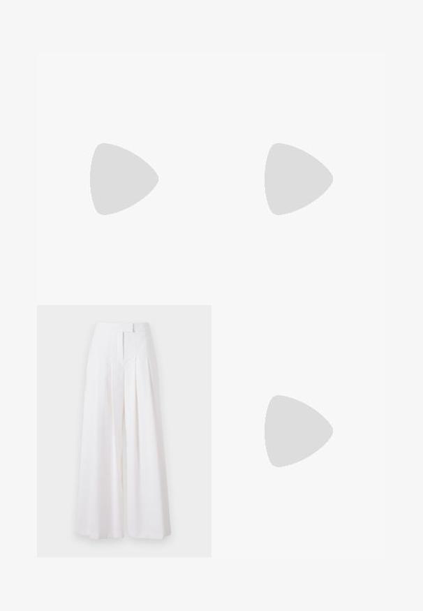 V-kaelusega sansvarrukatega topp tuhm roosast värvist, valmistatud siledast kangast. Keha lähedane disain, lihtne ja õmblusteta serv ning ilma lisakaunistusteta.; Valged laiad püksid voldikutega, valminud siledast kangast. Omavad kõrget pihaosa ja vormitud lõiget, et saavutada struktureeritud välimus.; Must musta slingback kontsad, terava nina, peenike konts ja dekoratiivne pandla detail peal. Sile tekstuur ja stiilne disain.; Musta nahk kott, millel on krobeline tekstuur, kõver kuju, ülemine tõmblukk, hõbedased detailid ja pruun silt. Omab logo aksenti.