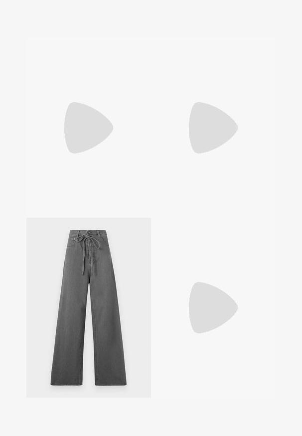 Fekete, hosszú ujjú felső kerek nyakkal, sima, rugalmas anyagból készült. Illeszkedő fazonnal rendelkezik, és nem tartalmaz látható mintákat vagy díszítéseket.; Szürke, bővebb lábú nadrág, derékban húzózsinórral, egyszerű fehér háttér előtt.; Leopárdmintás sportcipő bézs velúr felsőrésszel, világosbarna gumitalppal és fehér kiegészítőkkel. Kerek orr, fűzős kialakítás, és textúrázott felület jellemzi.; Fekete műbőr kézi táska krokodil bőr textúrával, összehúzható tetejű és gyűrt pánttal. Lágy és kompakt dizájnúnak tűnik.