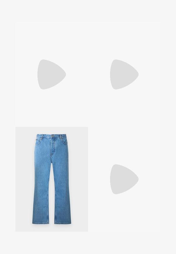 Grå T-skjorte med korte ermer som har et teksturert stoff og en helsorte trykk, med merkevaren synlig nær halslinjen.; Lyseblå denimvide bukser med høy midje, fem lommer og subtil falming. Har søm-detaljer og knappelukking.; Svart semsket sneakers med snøring og kontrasterende hvit gummisåle. Har teksturerte sidepaneler og subtil merkevare på hælen.; Svarte pilotbriller med mørke linser, tynn metallramme og slanke plastarmer med logo aksenter.