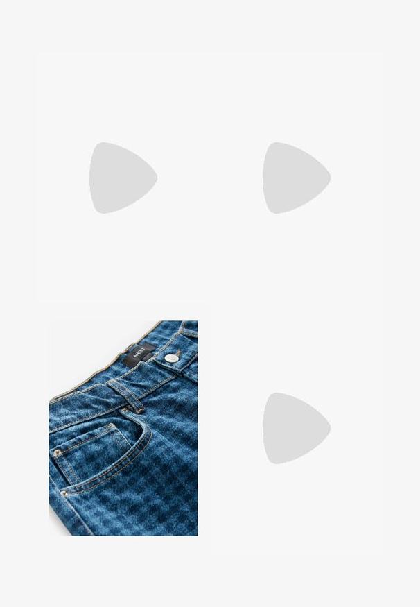 Gaiši zils, bezšuvīgs krūšturis, izgatavots no mīkstas, elastīgas auduma ar gludu tekstūru, ar viegli noapaļotu augšējo malu un bez rotājumiem.; Zili džinsi no zila denima ar redzamām šuvēm un pogu aizdari. Iespējams priekšējais kabata, teksturēts audums un jostas zīme.; Next Līgavas apavi - bone; Auduma salmu rokassoma ar izliekta siluetu, kas ir aprīkota ar gludu melnu ādas rokturi un atbilstošu mazu maciņu, kas piestiprināts pie plaukstas siksniņas.