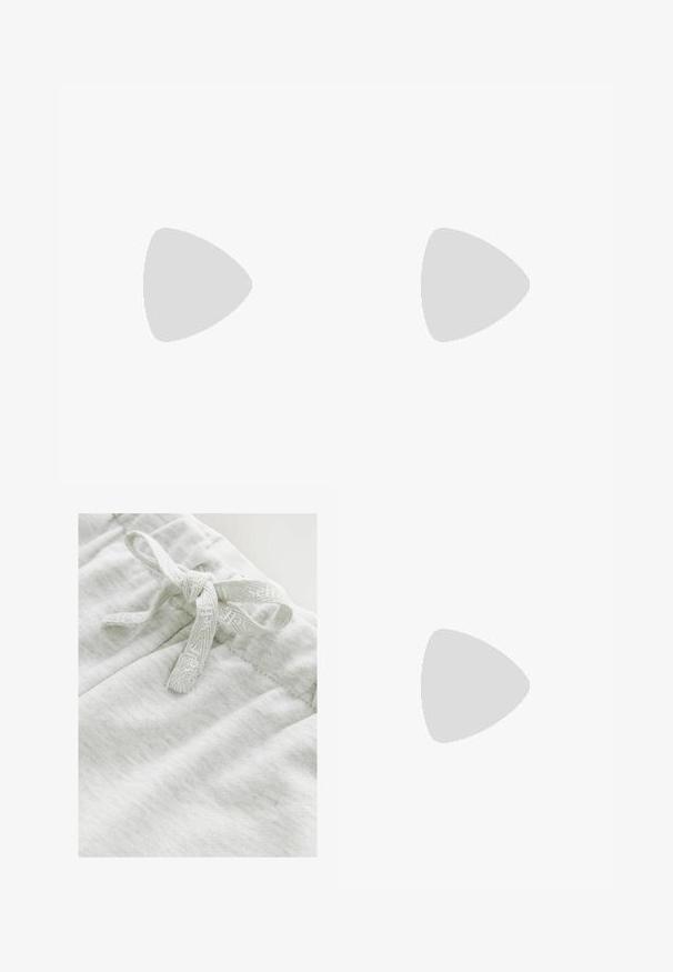 Top sin mangas de algodón blanco con textura acanalada, diseño sin mangas y escote redondo. Presenta una etiqueta en el cuello que dice "WEEKDAY".; Tejido gris claro con una textura suave que presenta un detalle de pajarita hecha de una cinta texturada a juego en la cintura.; Bailarinas de cuero negro con punta redondeada, lados elásticos fruncidos y una pestaña para tirar en el talón, mostradas sobre un fondo claro.; Gafas de sol negras con montura rectangular, lentes oscuros, acabado brillante y sutiles acentos dorados en las patillas. Fabricadas con material ligero.; Still Nordic STILLBASIC SHOPPER - Bolso shopping - black