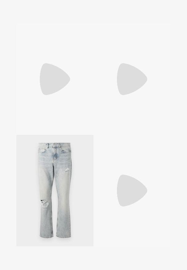 Maglietta bianca a maniche lunghe con scollatura a V, texture morbida e fessure laterali. Presenta un design semplice senza decorazioni o motivi.; Jeans in denim azzurro chiaro con vita alta, gambe dritte e dettagli strappati sulla coscia destra e sul ginocchio sinistro.; Stivale alla caviglia in pelle nera con molteplici fibbie dorate, suola in gomma nera spessa, punta arrotondata e tallone rinforzato. Presenta una linguetta per essere indossato facilmente.; Borsa a tracolla in pelle nera con finitura testurizzata, dettagli in metallo, tracolla regolabile e chiusura a patta con dettagli in fibbia.