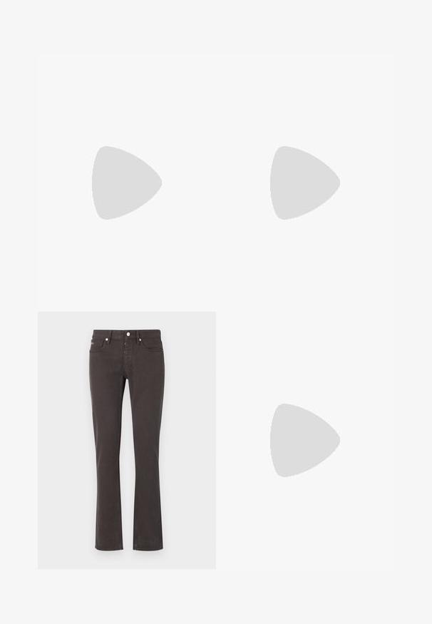 MCM ZIP INTERLOCK  - Βασικό μπλουζάκι - cognac; Μαύρα φαρδιά τζιν από ύφασμα μείγματος βαμβακιού. Διαθέτουν πέντε τσέπες, βρόχους ζώνης και μεταλλικά εξαρτήματα. Λείο υλικό με ελαφριά ελαστικότητα.; Σκούρο καφέ υφασμάτινο δερμάτινο αθλητικό παπούτσι με δέσιμο μπροστά και λευκή ανάγλυφη καουτσούκ σόλα σε απλή ανοιχτόχρωμη φόντο.; Καφέ δερμάτινη τσάντα με ανάγλυφο σχέδιο κροκό, με επάνω λαβές και αποσπώμενο ιμάντα ώμου. Περιλαμβάνει κλείσιμο με αγκράφα και ορθογώνιο σχήμα.