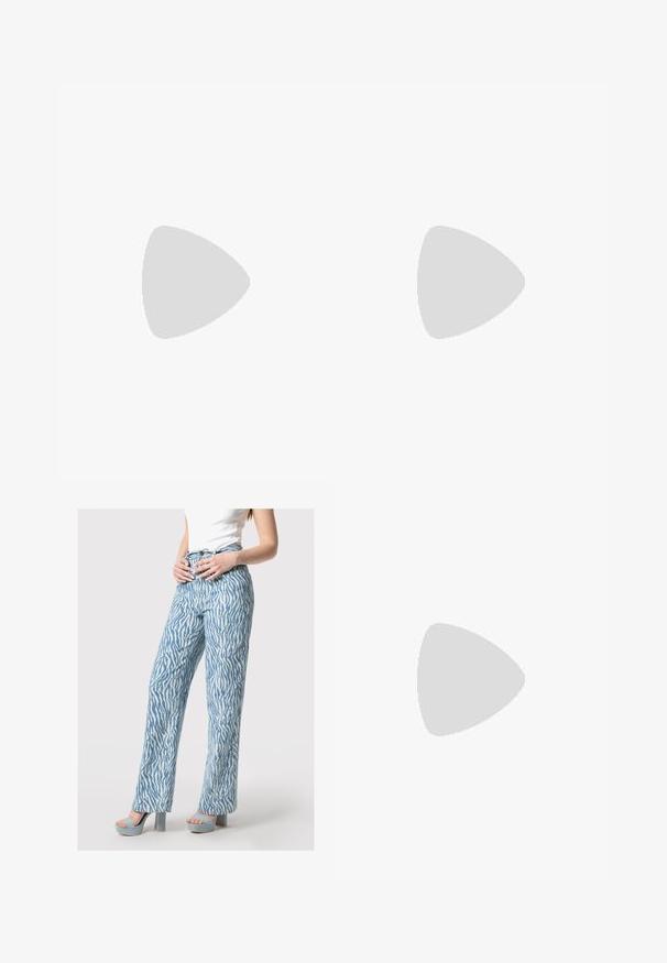 Bershka SHORT SLEEVE - Blouse - dark blue; Blue and white patterned wide-leg jeans with a high waist, featuring a button closure and belt loops, paired with matching platform sandals.; Crocs MELLOW - Pool shoes - bone; Maui Jim UNISEX - Sunglasses - green; Blue denim bag with a padded, rounded shape and a curved handle. The texture is soft, featuring visible stitching and a smooth finish.