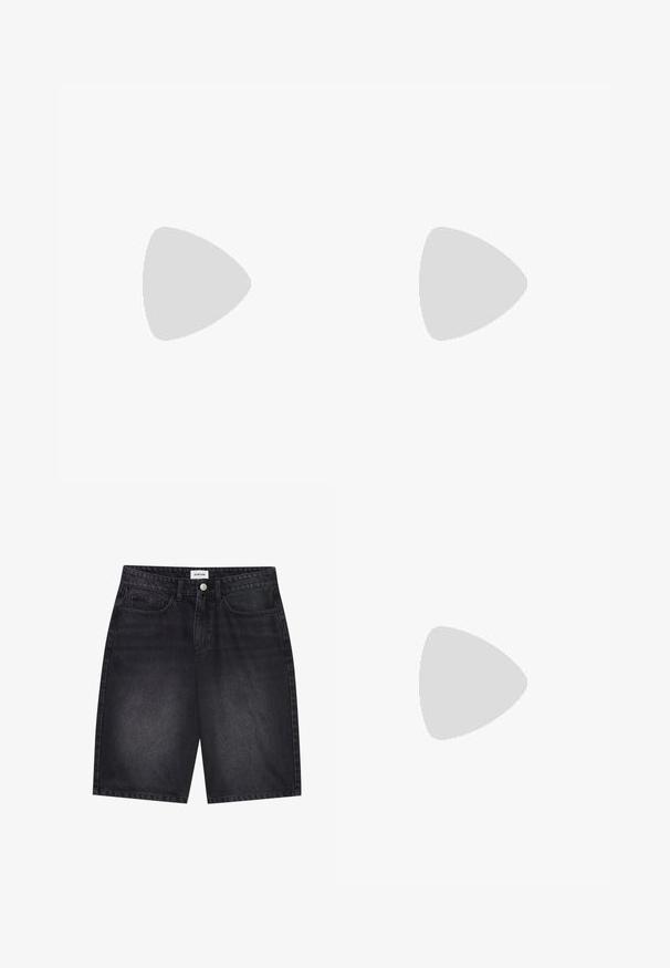 Lichtbeige t-shirt van katoen, met korte mouwen en een ronde hals. "Chasing Dreams" in het blauw gedrukt op de linkerborst.; Zwarte denimshorts met een klassiek ontwerp. Met vijf zakken, gesloten met een knoop aan de voorkant en stiksel details. Soepele textuur en rechte snit.; Zwarte hardloopschoen met een mix van mesh en synthetische materialen, een stevige zool, gebogen ontwerp en prominente branding op de zijkant.; Zonnebril met een slank, zilveren metalen frame, grijs getinte lenzen en een aerodynamisch ontwerp met puntige randen en dunne pootjes.