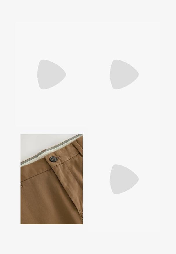 Bela bombažna majica s sprednjim printom limon in besedilom: "V redu je biti drugačen." Klasičen kroj okroglega ovratnika in kratkimi rokavi.; Rjavi bombažni hlače z gumbom, zadrgo in kontrastnim materialom na pasu. Vključujejo urejen šiv in teksturiran zaključek.; Rjave semiš čevlje z belim gumijastim podplatom, vezalni dizajn, kovinske luknjice in kontrastno šivanje ob robovih.; Pier One SET - Ura - black/brown