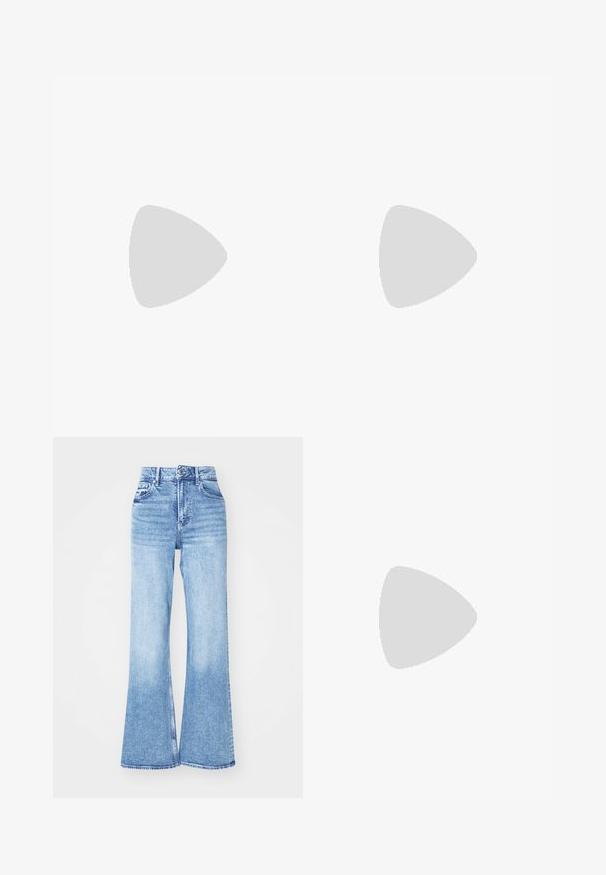 Graues Tank-Top aus geripptem Stoff mit weißem, geschichtetem Saum und Rundhalsausschnitt. Das Design ist ärmellos und hat eine körpernahe Passform.; Hellblaue Denim-Jeans mit weitem Schnitt verfügen über ein hoch tailliertes Design, einen Reißverschluss und Taschen. Der Stoff hat eine glatte Textur mit leichter Verwaschung.; Silberne metallische Sneaker mit weißen Akzenten und Schnürsenkeln. Verfügt über eine strukturierte Oberfläche, eine abgerundete Zehenpartie und eine Gummi-Sohle mit einem Muster für besseren Halt.; Schwarze Lederhandtasche mit geflochtenen Griffen, Reißverschlussfach und hängenden Quasten. Strukturiert Oberfläche mit Metallnieten und Hardware-Akzenten.; Armbanduhr mit Herzcharme in Goldton, drei Herzanhänger, davon zwei mit Kristallen verziert. Gliederketten-Design mit einem sicheren Verschluss.