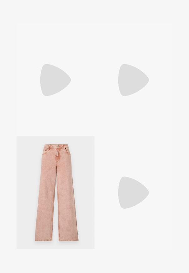 Cult Gaia LAIA  - Maglietta a manica lunga - black; Jeans a gamba larga rosa chiaro in denim sbiadito. Presentano cinque tasche e cuciture a contrasto. Chiusura classica con bottone e zip.; Ballet flats nere con cinturino alla caviglia regolabile, decorate con borchie argentate, tessuto testurizzato, punta arrotondata e piccolo fiocco sulla parte anteriore.; Borsa tote beige con manici in catena argentata, con pendente logo e una texture di tessuto liscia. Design strutturato con pieghe di tessuto.