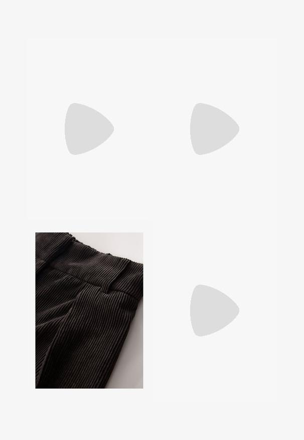 Mustapaitainen puuvillapaita, jossa on pitkät maastokuvioiset hihat. Hihoissa on sekoitus vihreitä ja ruskeita sävyjä.; Musta resorikangas, jossa on paksu, joustava vyötärönauha. Tekstuuri sisältää pystysuuntaisia uurteita, jotka lisäävät materiaalin syvyyttä.; Kultaiset metallinväriset litteät sandaalit, joissa on useita leveitä hihnoja, soljella varustettu nilkkahihna ja ruskea litteä pohja. Sujuva pinta kauttaaltaan.; Ruskea nahkainen laukku, jossa on kerätty yläosa ja ketjuhihna. Tasainen pinta, jossa kiiltävä viimeistely ja hienovaraiset sauman yksityiskohdat sivuilla.