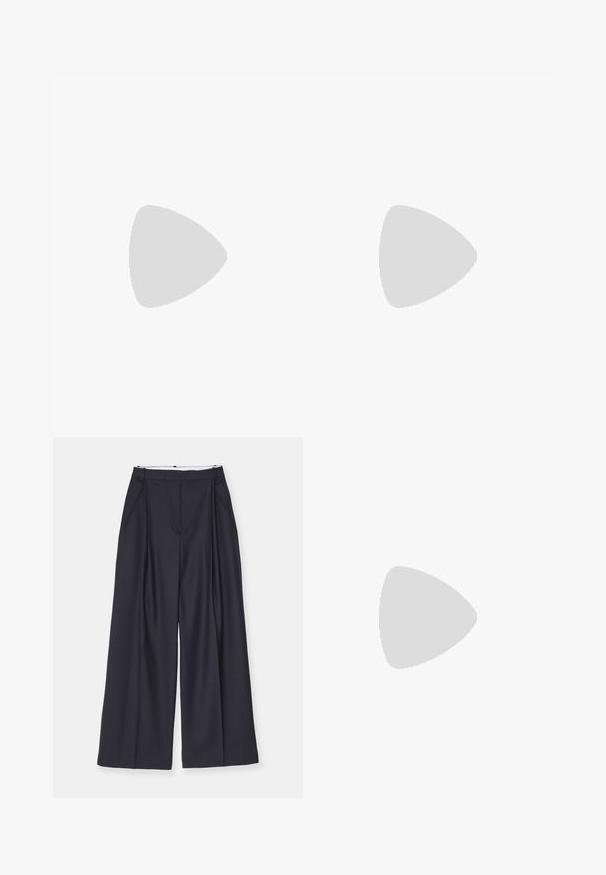 Vaaleanpunainen satiinikaulaliina, jossa on teksturoitu, solmittu muotoilu. Siinä on pitkä, virtaava pää ja sileä pinta, mikä antaa sille elegantin ilmeen.; Victoria Beckham WIDE LEG TROUSER - Housut - midnight; Maje Korolliset sandaalit - noir; Musta nahkakäekott, millel on frantsiisidetailid, kuldne õlgade rihm ja lõikega käepide. Ees on logo paigutus.