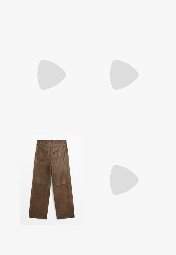 Zwart tanktop en zwarte spijkerbroek outfit; tanktop heeft brede banden, losse pasvorm; spijkerbroek is recht gesneden met zakken. Sandalen en zilveren armband.; Bruine leren wijde broek met twee achterzakken en zichtbare stiksels, vanaf de achterkant weergegeven op een witte achtergrond.; Zwarte flip-flop met een gestructureerde rubberen zool, twee slanke banden en een subtiele, ingedrukte logo-detail op de band.; Hangerketting met een gehamerd, metallic zilveren vierkant hanger aan een zwarte koord. Opvallende details zijn de ingewikkelde patronen en de gladde afwerking.