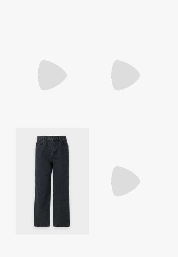 Schwarzes Kurzarm-T-Shirt aus strukturiertem Stoff mit rundem Ausschnitt, das eine lockere Passform und ein minimalistisches Design aufweist.; Dunkelblaue Denim-Hosen mit weitem Bein, Fünf-Taschen-Design und Knopfverschluss. Enthält Hardware in kupferfarbener Ausführung und eine subtile Textur.; Schwarze Lederloafer mit abgerundetem Zeh, gesteppten Details und einem dekorativen Riemen an der Vorderseite. Flache Sohle mit minimalem Profil.; Schwarze Sonnenbrille mit rechteckigen Gläsern, mattem Kunststoffrahmen und geraden Kanten. Verfügt über das Markenlogo auf dem inneren Bügel.