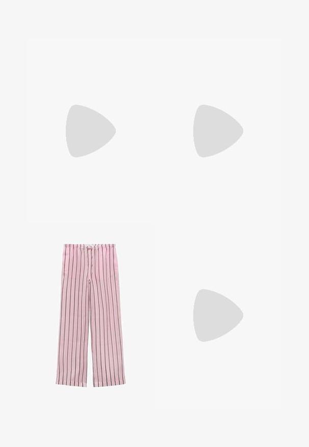 Sort mesh crop top med et geometrisk mønster, der har korte ærmer og et struktureret design for et luftigt udseende.; Lyserøde stribede bredbenede bukser med sorte og grå lodrette striber. Fremstillet af letvægtsstof og med en elastisk talje for komfort.; Sølv- og hvide flade sko med krydsede stropper og tekstureret detaljering, suppleret med løse sorte bukser. Sat mod en blå gulv.; Brune-tonede firkantede solbriller med grå linser, der har en gennemsigtig ramme og slanke, buede arme med subtile accenter.; Vævet halm håndtaske med brune læderdetaljer, der har en rund form og en aftagelig rem. Inkluderer gule hæklede frugtsmykker.