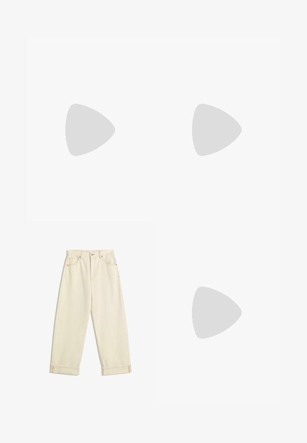 Vit linne av bomull, med en enkel design och rundad halsringning samt svart "HUGO"-logotyp i mitten. Slät textur.; Krämfärgade denimbyxor med avslappnad passform, med uppvikta fållar, kontrasterande orange sömmar och framsida och baksida fickor.; Bruna mockasin i mocka med röd och gräddfärgad mönstrad trim, texturerad sula och UGG-logotyp på sidan. Har en lätt plattformshöjd.; Svart överdimensionerade solglasögon med bruna linser, med breda, vinklade glasögonbågar och raka armar. Slät, glänsande yta, minimal hårdvara.; Vävd tan-handväska med rund handtag, tillverkad av mjukt läder. Har en dragkedjestängning och intrikata korgvävsmönster.