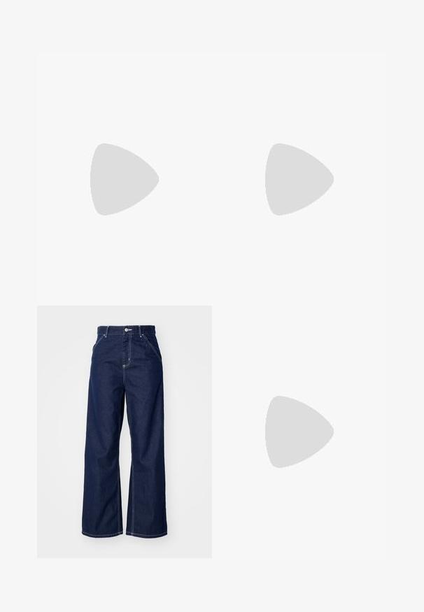 Grijs gebreid mouwloos topje met een diepe V-hals, gestructureerde oppervlakte en een losse pasvorm, met een label aan de binnenkant van de halslijn.; Wijd-uitlopende jeans in donkerblauwe denim, met een hoge taille, contrasterende witte stiksels en een traditionele vijf-pocket ontwerp.; Zwarte Moon Boot met een gevoerde bovenkant, bevestigd met veters en een kenmerkende witte band met het logo. Dikke, gestructureerde rubberen zool.; Zwarte, gequiltte handtas met een gouden kettingband, uitgerust met een onderscheidende gouden sluiting en een klein label, die een gestructureerde leren oppervlakte toont.