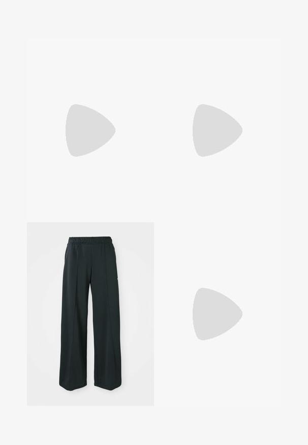 Tett hvit ribbestrikket kortermet topp med høy krage og glidelås foran. Har en subtil tekstur med en ren finish.; Sorte, vide treningsbukser med elastisk midje. Laget av glatt, elastisk stoff, med subtile front sømmar og utan lommer.; Hvite lær Nike Air Force 1-sneakers med perforert tå, kremfargede snørebånd og dekorative juveldetaljer. Grå ribbestrikkede sokker synlige. Grønn bakgrunn.; Solbriller med oval form, klar plastramme, mørkegrå linser og tynne gjennomsiktige armer med logopunksjoner og minimal detaljering.; Beige håndveske laget av mykt materiale, med en slapp design, sydd detaljer og to skulderstropper. Passer for daglig bruk.