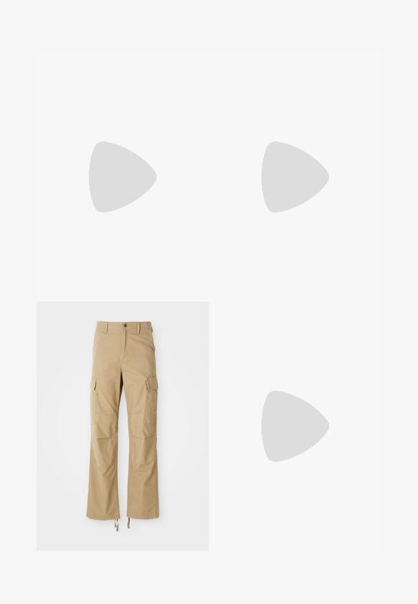 Pruhované tričko v tmavozelenej a čiernej farbe, s krátkym rukávom, s okrúhlym výstrihom a malým logom na vrecku na ľavej hrudi.; Khaki cargo nohavice vyrobené z odolnej tkaniny, s viacerými bočnými vreckami, s priamym strihom a so stiahnuteľnými šnúrkami na leme.; Námornícky modré semišové tenisky Adidas s svetlomodrými pruhmi, gumenou podrážkou, svetlomodrou pätou a zlatým označením "Spezial" po boku.; Čierne oválne slnečné okuliare s tmavými sklami, hrubými rámami a striebornými bodovými detailmi na stranách. Hladký plastový materiál, moderný dizajn.