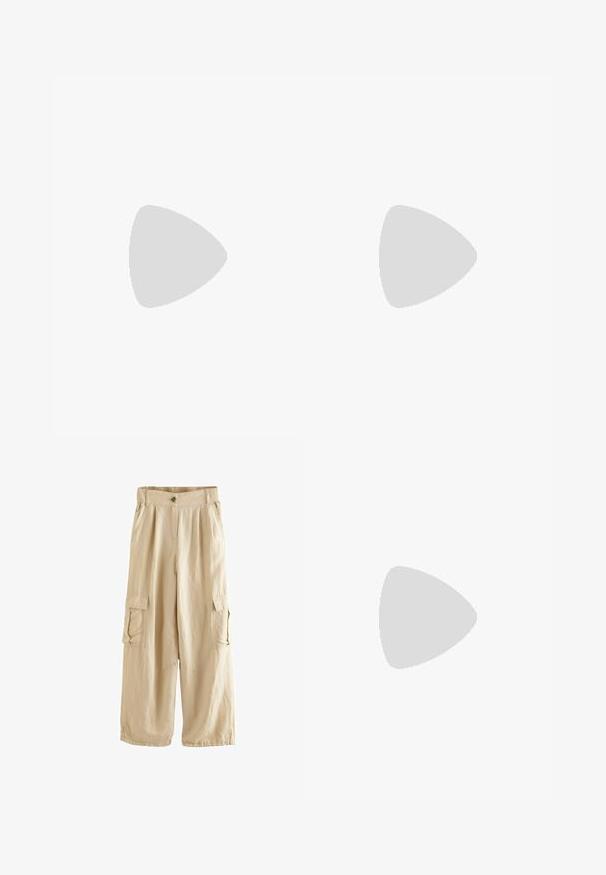 Top senza maniche marrone in tessuto texturizzato, con dettagli arricciati in vita e un accento dorato sulla spalla.; Pantaloni cargo beige con vestibilità ampia, dotati di tasche laterali, chiusura a pulsante e vita elastica per un comfort ottimale. Tessuto leggero.; Infradito in pelle marrone con suola piatta, dotate di una larga fascia e accenti geometrici bianchi per un design minimalista.; Borsa a mano in pelle marrone con forma conica, manici robusti e cuciture bianche a contrasto. Presenta una tracolla removibile per una maggiore versatilità.
