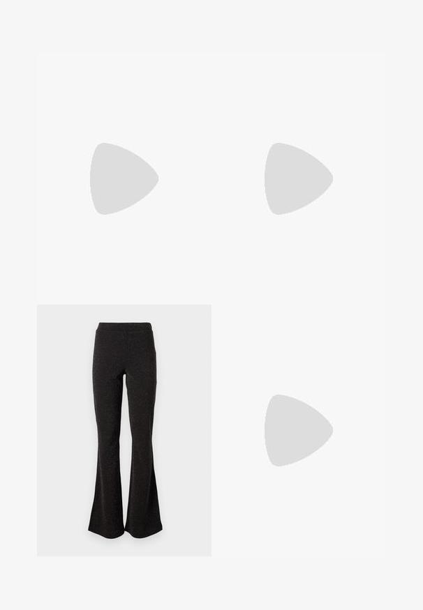 Zwarte bodysuit met lange mouwen en een hoge hals. Heeft een textuurpatroon in grijs dat lijkt op verticale strepen. Glad stofafwerking.; Zwarte flared pantalons van een glinsterende stof. Ze hebben een brede tailleband en een gladde textuur met uitzetting van de knie tot de zoom.; Zwarte pumpsandalen met meerdere kruissluitingbandjes. Gladde stof, spitse neus en smalle hak. Verstelbare enkelband met gesp.; Zwarte leren clutch met een klep en een gouden metalen sluiting. Inclusief een zwarte schouderband en een slank, minimalistisch ontwerp.; Zilveren creolen met een gedraaide ontwerp, voorzien van een gepolijste afwerking en een post-back sluiting. Meet ongeveer 3 cm in diameter.