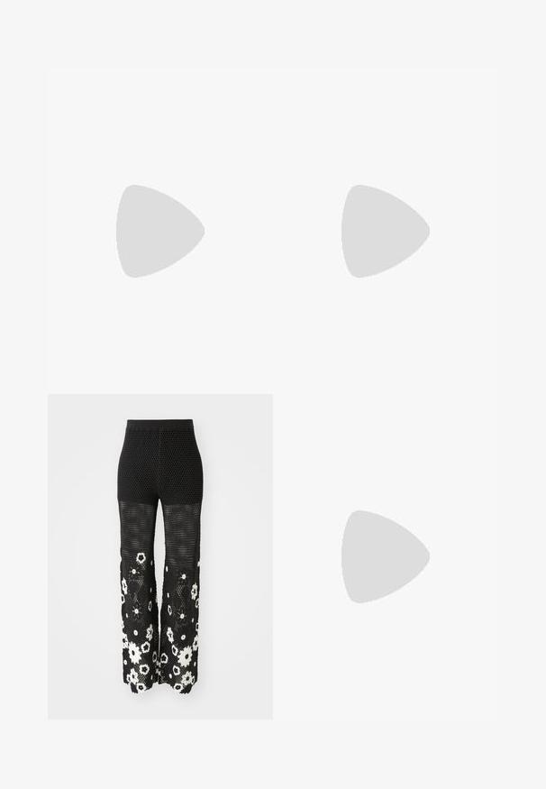 Svart ermeløs topp med et blomsterheklede design i hvitt, med en teksturert overflate og rund halsutskjæring.; Maje POCHETTY - Bukse - noir/blanc; Sorte lakkderflat sko med firkantet tå, ankelstropp med sølvfarge detaljer, og flat såle. Glatt tekstur med minimalistisk design.; Svart håndveske med en glatt tekstur, som har en gullkjede-reim, glidelås-lukking og et dekorativt gull-emblem på forsiden.