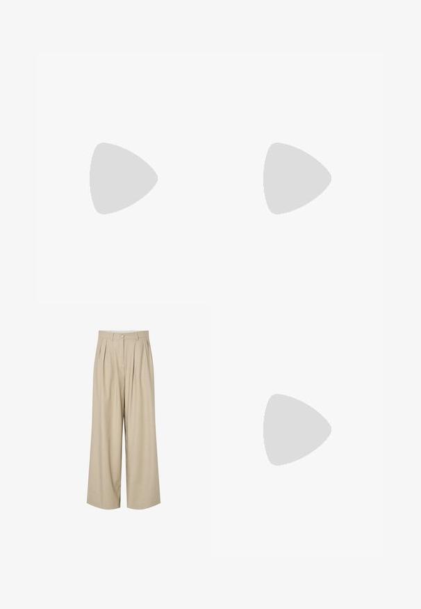 Polo en un patrón geométrico que presenta colores burdeos, azul y crema, con mangas cortas y cierre de cremallera, además de un cuello acanalado.; Pantalones de tiro ancho color beige con pliegues, que cuentan con un cierre de botón en la cintura. Fabricados en una tela suave con un diseño a medida.; Zapato de tacón de charol marrón con punta cuadrada, patrón texturizado de cocodrilo, tira al tobillo con hebilla dorada y tacón ancho.; Bolso bandolera de cuero marrón con forma curvada, herrajes dorados y un acento de hebilla. Incluye una correa de hombro desmontable.