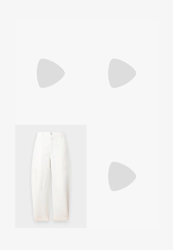 Šviesiai mėlyna trumpomis rankovėmis polos marškinėliai su tekstūriniu raštu, balta apykakle ir trimis rudais mygtukais. Tvirti balti rankogaliai ant rankovių galų.; CLOSED RHANNON - Platėjantys džinsai - ivory; Juodas zomšinis moteriškas aukštakulnis sandalai su plonais dirželiais ir auksine sagtimi ant balto fono, šoninis vaizdas.; Juodas odinis rankinukas su struktūrine stačiakampio forma. Yra auksinė ovali sagtis ir plona petneša. Glotni tekstūra.