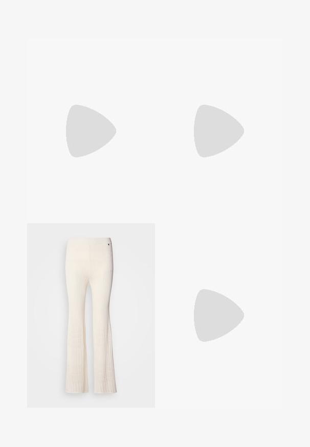 Camisola de alças canelada com riscas horizontais em azul-marinho e branco. Apresenta alças finas e um pequeno logótipo bordado no peito.; Calças de malha canelada, de cor creme, com pernas largas e um padrão de renda texturizada na bainha inferior. Material suave com uma cintura ajustada.; Saltos slingback em couro preto com bico fino, apresentando um salto esguio e um detalhe em tom dourado na alça ajustável. Textura suave.; Saco de mão em tom creme com um acabamento texturizado, forma curva, alça curta e detalhe do logótipo em tom dourado. Fecho com zíper na parte superior.