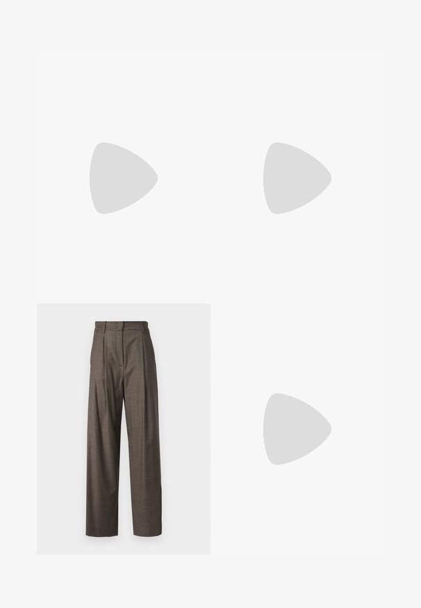 rag & bone DISCO BOYFRIEND TEE - T-shirt con stampa - blackmult; Pantaloni a quadri marroni realizzati in un tessuto testurizzato, con vita alta, pieghe e una vestibilità a gamba larga.; Mocassino nero senza lacci con suola spessa, tacco basso e materiale superiore testurizzato su uno sfondo bianco semplice.; Borsa a mano in pelle marrone con chiusura dorata e manico a catena corto dorato, caratterizzata da una morbida texture arricciata su sfondo bianco.