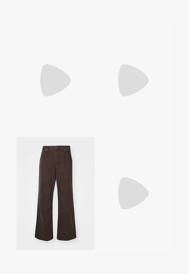 Polo majica temno modre barve, izdelana iz bombaža, z oblogo na tri gumbke in vezenim logotipom na levem prsnem delu. Kratki rokavi in klasičen kroj.; Rjave široke hlače iz bombaža, z visokim pasom, sprednjimi žepi in gladko teksturo. Končni detajli vključujejo subtilne šive.; Rjave klompice z gladko, matirano površino. Na strani imajo izrazit bronast sponko. Korkov vložek in gumijast podplat za udobje.; Srebrna kovinska ura z brušenim modrim številcem, belimi številčnicami in prikazom datuma. Ima povezano kovinsko zapestnico in logotip blagovne znamke.