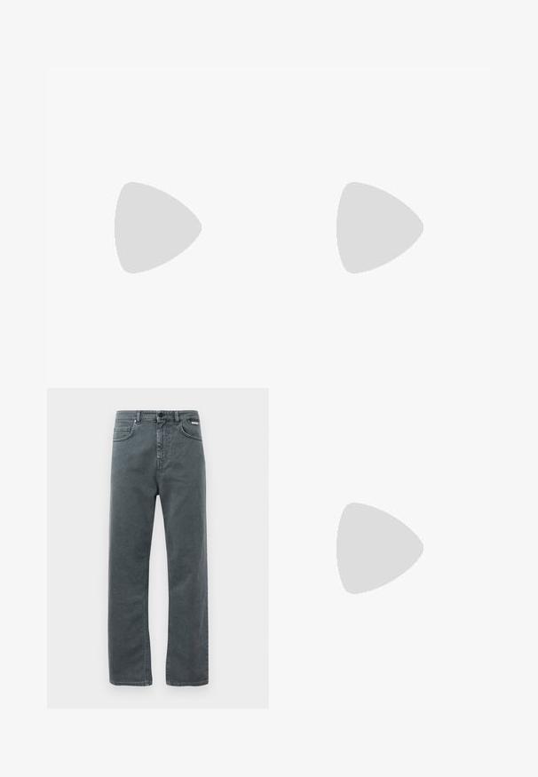 Hvit bomulls t-skjorte med en grå tegneseriefigur grafikk nederst til venstre, med "ICEBERG" logo trykt i svart over.; Grå denimjeans med rett ben, fem lommer og kneppclosing. Har subtil søm og et klassisk, minimalistisk design.; Svart lær sneakers med teksturert overflate, rund tå og flat hvit gummisåle. Har svarte snører og merkevare på hælen.; Svart pose med teksturert stoff, med en rød lapp med logo, glidelås-lukking, og et grått bånd med preget merkevare.