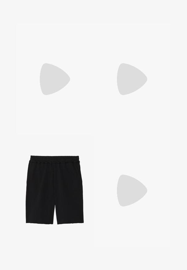 Svart langermet genser med V-hals, har et stort grått tall "22" på forsiden, gradientskygge og glatt, elastisk stoff.; Sorte bomullsshorts med elastisk midjebånd, to sidelommer, en avslappet passform og råkanter i kanten for et uformelt utseende.; Sølv- og svarte treningssko med mesh-overdel, polstret såle, snøring og sidebranding.; Svart budveske laget av glatt materiale, med en klaff som kan legges over, sølvfarget spenne og en justerbar skulderrem.