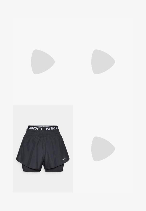 Apricot Top - white; Pantalones cortos deportivos negros con un diseño en capas, que cuentan con una capa exterior transpirable, cinturilla elástica con marca y un pequeño logo en la parte frontal.; Zapatillas deportivas negras con un upper texturizado y acentos blancos, con cordones y un logo en el lateral. Llevadas con leggins color burdeos y calcetines claros.; Bolsa tote negra de nailon con dos asas resistentes y cierre de cremallera. Presenta un destacado logo de Nike en blanco con un diseño de rayas horizontales.