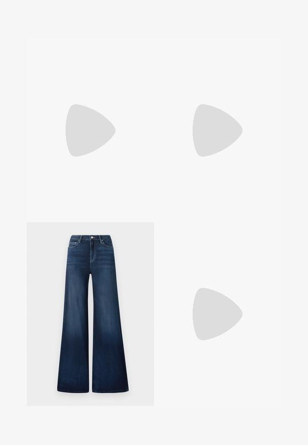 Witte aansluitende tanktop met een vierkante halslijn en dikke bandjes. Heeft een geribbelde structuur en een klein driehoekig logo middenvoor.; Donkerblauwe wijde jeans met een hoge tailleband, gemaakt van denim, met subtiele vervaging, voorkruiszakken en een klassieke knoopsluiting.; Beige hoge hakken met een gestructureerde stof met een herhalend patroon. Puntige neusontwerp met een achteraccent en gouden hakdetail.; Zwarte pailletten mini handtas met een geknoopte textuurriem en zilveren ketting. Rondvormig met een geplooide bovenkant en reflecterende details.