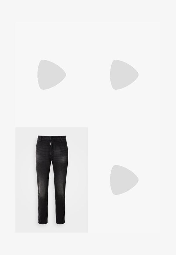 Oliven grønn kortermet t-skjorte i mykt materiale med rund hals og subtilt brodert logo på venstre bryst.; Sorte denim jeans med rak passform, med knappestuss, fem lommer og subtil falming i stoffstrukturen.; Brune semskede loafers med avrundet tå, flat gummisåle og dekorativ broderi på overdelen. Har en slip-on design uten snøring.; Brun lær duffelbag med to frontlommer, justerbar skulderrem, gullfarget maskinvare og robuste topphåndtak. Glatt tekstur.