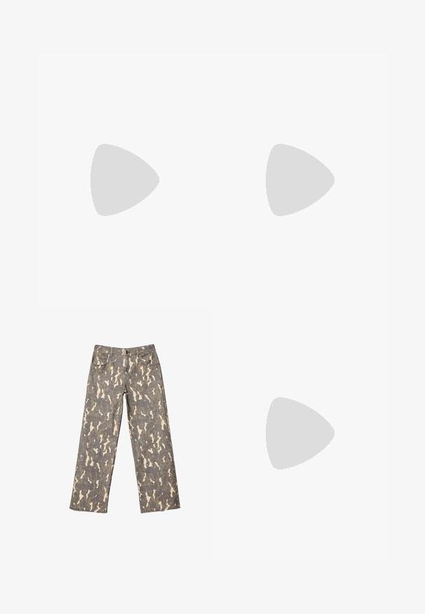 Maglietta bianca a maniche lunghe, cropped, con logo in rilievo discreto sul lato sinistro del petto e maniche aderenti.; Jeans a gamba larga con motivo camouflage grigio, beige e marrone, tasche frontali, passanti per cintura e chiusura a bottone.; Sneakers in camoscio rosso con accenti bianchi, caratterizzati da materiale testurizzato, punta rotonda e un logo dorato di lato, indossati con pantaloni neri.; Borsa a mano in pelle nera con manici intrecciati, superficie testurizzata, tasca frontale con zip e dettagli decorativi in frange. Forma compatta e ben strutturata.