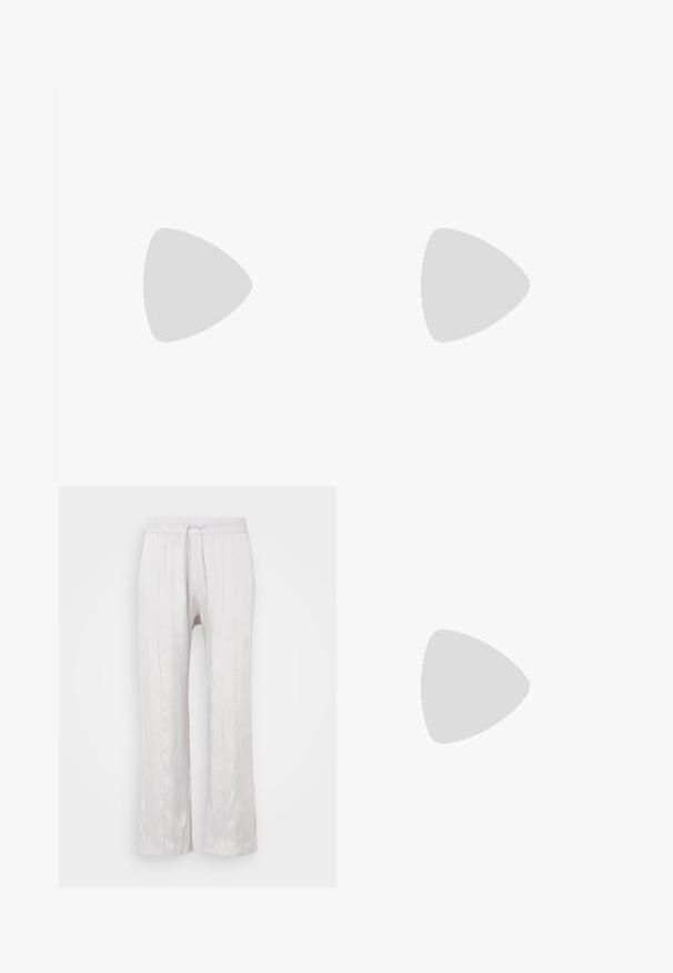Hvid T-shirt med et farverigt grafisk design og teksten "DSQ UAR ED2," et rødt hjerteaccent, korte ærmer og rund hals.; Lys grå, løstsiddende bukser i glat stof med elastisk talje og snor. Lige ben med diskrete folder, ingen synlige mønstre.; Læder loafers i sort med en glat finish, rund tå, dekorativ syning og et lille metalaccent foran.; Overdimensionerede sorte solbriller med gradient lilla linse, blank finish og guld accenter på stængerne. Rektangulær rammeform.
