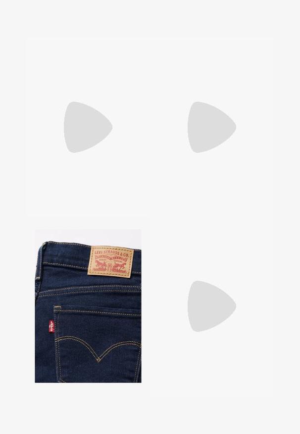 Biała bawełniana koszulka z krótkim rękawem i okrągłym dekoltem. Posiada małe czerwone logo Levi's na lewej piersi.; Granatowe dżinsy z denimu z brązową skórzaną metką z nadrukowanym czerwonym tekstem i wzorem. Zawierają czerwone logo Levi's na tylnej kieszeni.; Białe sneakersy na platformie o gładkiej skórzanej fakturze, z perforowanymi detalami i płaskimi sznurowadłami; mają grube białe gumowe podeszwy.; Beżowa torba o zaokrąglonym kształcie, z płaskim wierzchem i subtelnymi szwami. Zawiera minimalistyczne logo oraz boczny pasek.