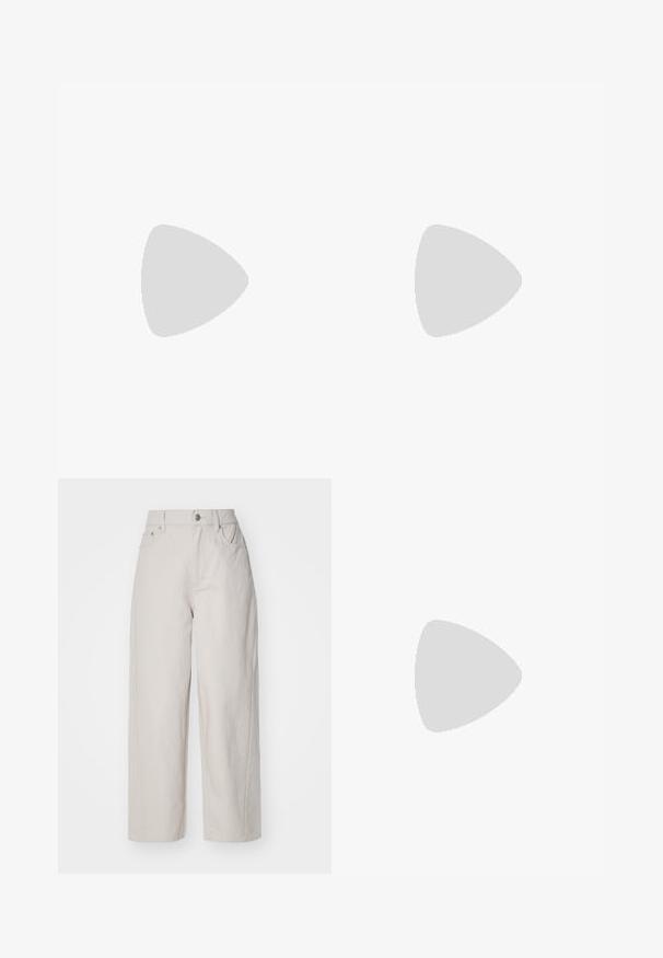 Šviesiai mėlyna trumpa rankovė marškinėliai su pakrančių grafiniu piešiniu, kuriame pavaizduoti palmės lapai, kalnai ir geltonai bei purpuriškai užrašas 'COASTAL GOLD'.; Bežinės plačios kojos medvilnės kelnės su aukštu liemeniu, sagčių ir užtrauktuko uždarymu bei keturiomis kišenėmis; lygi tekstūra su džinsinio audinio apdaila.; Balti drobės žemi sportbačiai su guminiais padais, apvaliu priekiniu tipu, su raišteliais užsegimu ir šoniniu oda juostele.; Aukso spalvos žiedo auskarai, ploni ir apvalūs, su lygiu metaliniu paviršiumi be papuošimų ar raštų.