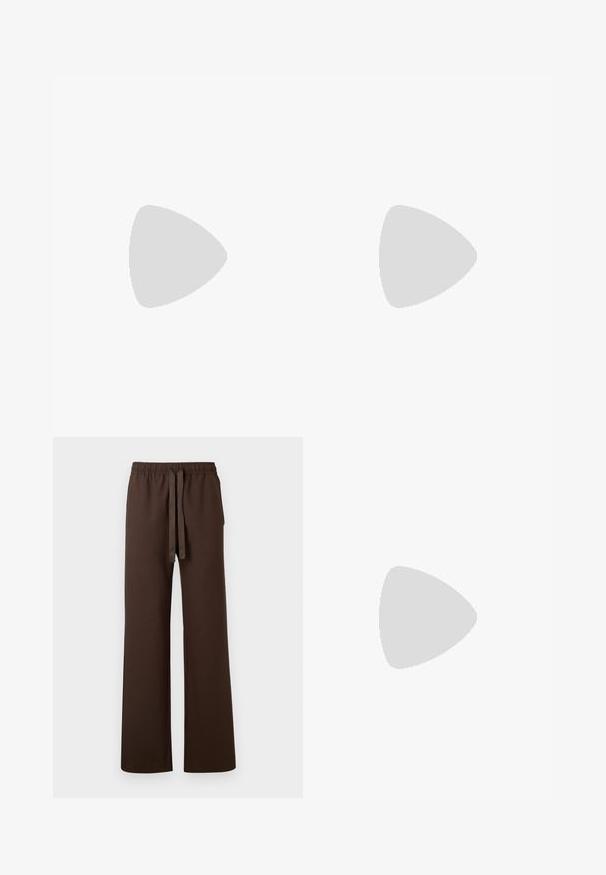 Černá saténová top s V-výstřihem a průhledným pruhovaným krajkovým lemem kolem výstřihu a dolního okraje, s tenkými nastavitelnými ramínky.; Hnědé kalhoty s širokými nohavicemi, pružným pasem a nastavitelnou šňůrkou. Obsahují boční kapsy a mají hladkou strukturu.; Černé kožené kotníkové boty s hladkou texturou, špičatou špičkou a robustním vysokým podpatkem. Mají boční otvor a minimalistický design.; Černá kožená kabelka se stříbrným řetízkovým popruhem, zdobená dekorativními křídly a bílým prošíváním podél spodního švu.