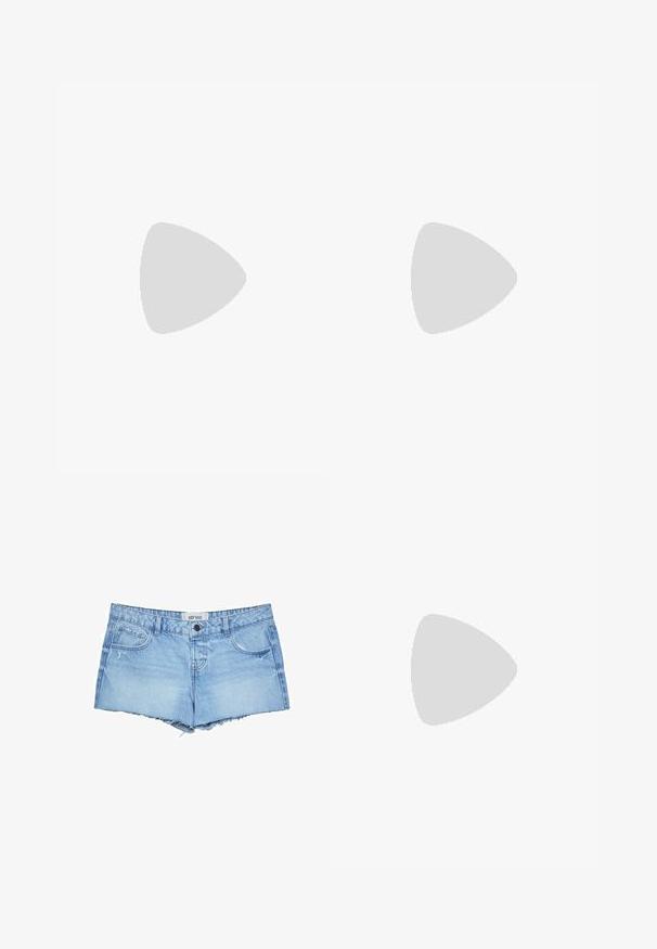 Graues, tailliertes Langarmshirt aus weichem Stoff. Mit rundem Hals und einer einzelnen Brusttasche. Glatte Textur mit einem lässigen Design.; Helleblaue Denim-Shorts mit ausgefranstem Saum, fünf Taschen, einer vorderen Knopfverschluss und einem Markenlabel am Taillenbund.; Transparente Jelly-Sandalen mit gewelltem Design, ausgestattet mit einem Zehensteg und einem geriffelten Sohlenmuster. Die Farben umfassen hellgrün und klare Töne.; Geflochtene olivgrüne Handtasche mit runder Form und gedrehter Tragegriff. Strukturiert Oberfläche mit diagonaler Musterung. Reißverschlussverschluss.