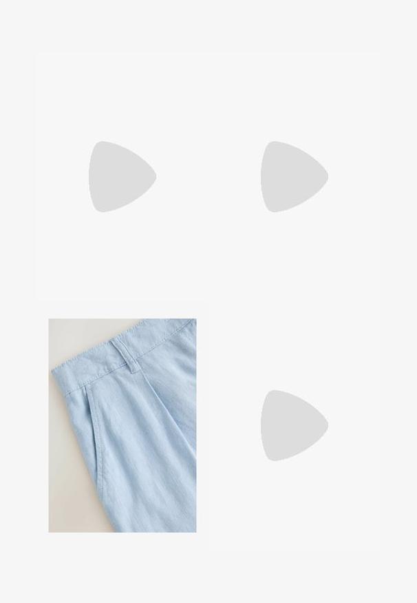 Blusa bianca con maniche corte a sbuffo, scollatura a V, dettagli testurizzati e tessuto arricciato sul corpino, realizzata in materiale leggero.; Pantaloni corti in lino blu chiaro con design plissettato, caratterizzati da una vita e dettagli di cucitura. Texture liscia e stile casual.; Stivale da cowboy in pelle marrone con punta affusolata, tacco a cuneo e ricami decorativi. Presenta un'asta alta e una linguetta per facilitare l'indossamento.; Borsa a tracolla in finta pelle marrone con forma curva, chiusura con zip e borchie decorative argentate su un lato. Presenta una spallina corta.