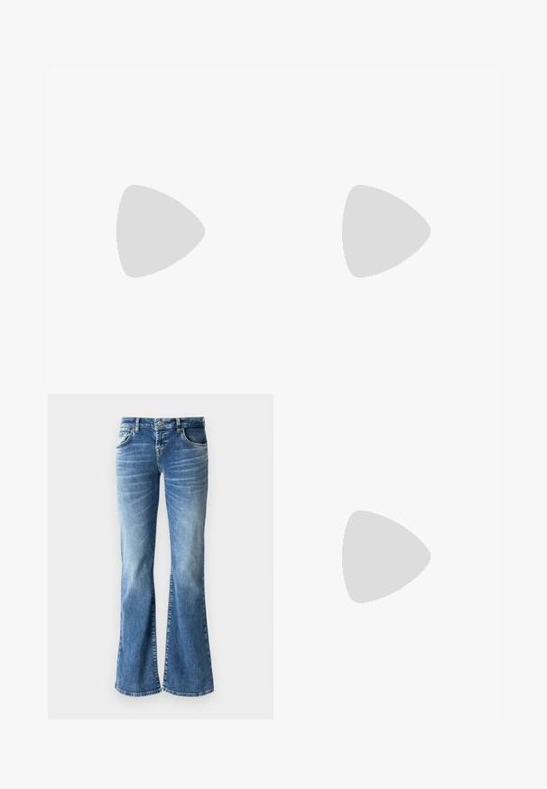 Schwarzes, geripptes Langarmoberteil mit quadratischem Ausschnitt. Enganliegendes Design, das die Textur betont. Weiches Material mit vertikalem Rippenmuster.; Hellblaue Jeans im Schlagstil mit ausgebleichtem Waschlook, fünf Taschen, gestickten Details und einem Reißverschluss mit Knopfverschluss.; Weiße Leder-Sneaker mit perforiertem Zehenbereich, strukturiertem Sohlen und weißen Schnürsenkeln, kombiniert mit weiten roten Hosen und einem blauen und gelben Hintergrund.; Goldene Creolen mit einer glatten, glänzenden Oberfläche. Zirkuläres Design mit einem kleinen Stecker und einer klaren Rückseite für einen sicheren Sitz.