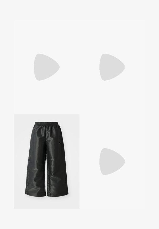 Brandit Linne - darkcamo; Svarta träningsbyxor i ett glänsande, slätt tyg, med en elastisk midja, vida ben och en liten logotyp på vänster sida.; Svarta sportskor med nätdetaljer, vit sula och synlig luftdämpning, tillsammans med blå denim byxor med vid passform.; Svart läderhandväska med en halvmåneform, slät textur och justerbar axelrem, med subtila hårdvaruaccenter. Dragkedjestängning synlig.