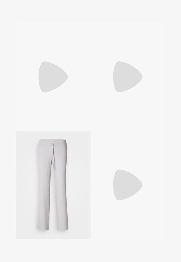 Weißes Netz-langarmshirt mit einem braunen Satin-Kragen. Verfügt über das braune "new balance"-Logo auf der Vorderseite. Lässiges Sportdesign.; Helle graue, gerippte Loungehosen mit einem Kordelzugbund und weitem Bein. Glatte Textur, durchgehende Silhouette.; Schwarze Lackleder-Sandale mit niedrigem Absatz, ausgestattet mit überkreuzten Riemen und einem verstellbaren Knöchelriemen. Glatte, glänzende Oberfläche.; Schwarze Lederhandtasche mit geschwungener Form, abnehmbarem Tragegurt und goldenen Beschlägen. Die Tasche verfügt über einen Deckel mit einer Schnallen-Details.