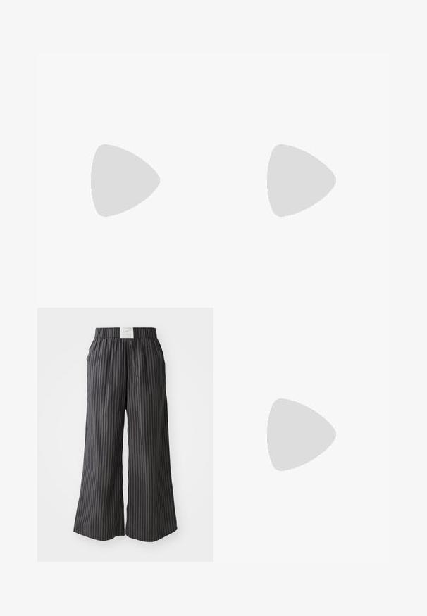 Sivi prugasti Nike dres s crnim V-izrezom, koji ima istaknuti crni logo i bijele akcentne detalje na rukavima.; Pantalone širokog kroja u crno-sivim prugama s elastičnim pojasom i Nike logom na stražnjoj strani. Lagana tkanina, slobodan kroj.; Bijela sandala na visokoj potpetici s debelim petom, s remenom i vezanjem oko gležnja. Glatka tekstura s platformom sprijeda za dodatnu visinu.; Bežna torba od mekog materijala s opuštenim dizajnom, šivanim detaljima i dva remena za rame. Pogodna za svakodnevnu upotrebu.