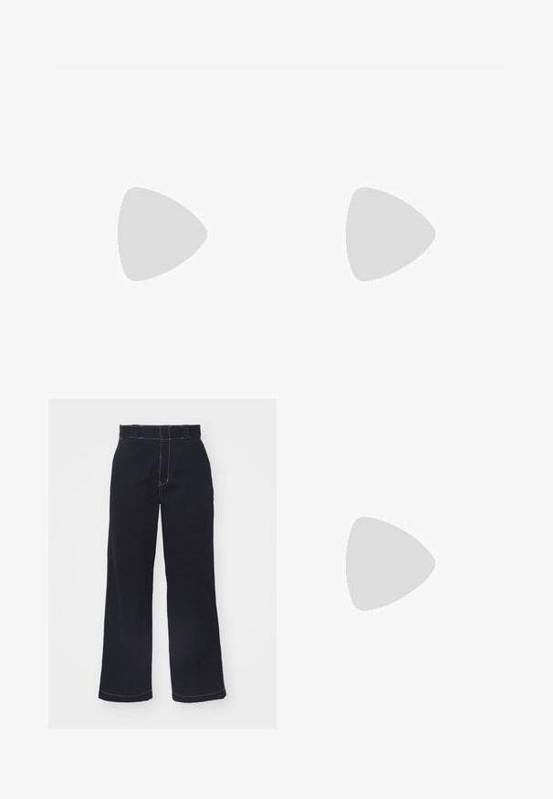 Svart halterneck crop-top med en liten flerfärgad logotyp på bröstet, i kombination med olivgröna högmidjade byxor med frontveck.; Mörkblå vida byxor i bomull med hög midja, som har kontrasterande vit sömnad och en ren, enkel design.; Svarta sneakers med en strömlinjeformad design, som har tre vita ränder, en svart tunga och en texturerad brun gummisula. Accentuerat med guldtryck.; Svart läderhandväska med trapezoidal form, med en upphöjd Adidas-logotypdesign och en tunn axelrem. Dragkedjestängning upptill.