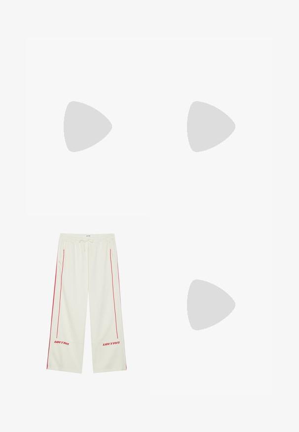 Tricou din bumbac maro cu mâneci scurte, având un grafic alb cu un muzician care cântă la trompetă și textul "KID SUPER RECORDS."; Pantaloni de trening crem, cu dungi laterale roșii, talie elastică, șnur și logo-ul "URTRN" pe partea stângă jos. Textură moale.; Cizmă de gleznă din întoarsă de culoare bej, cu guler negru căptușit, ochiuri din metal auriu, detalii de cusătură albă și talpă din cauciuc robustă, cu un model pronunțat.; Lanț de perle albe cu perle de dimensiuni uniforme, având un închizător din argint cu un detaliu decorativ. Textură netedă și design simplu.
