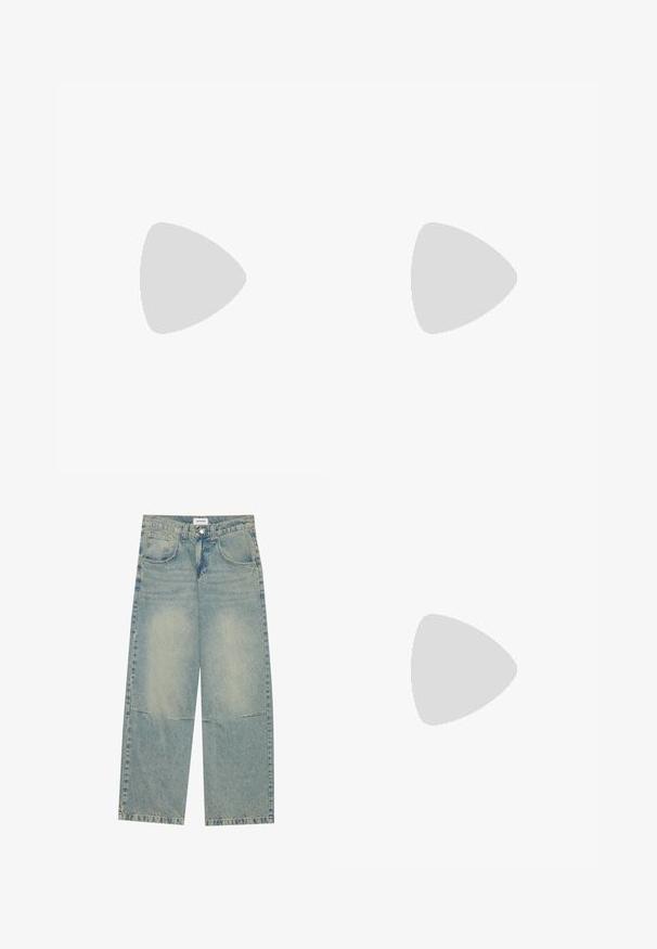 The Kooples T-Shirt print - ecru; Helle blaue weite Jeans aus Denim, ausgestattet mit zwei Vordertaschen, einem Knopfverschluss und einer ausgewaschenen Optik mit sichtbaren Nähten.; Weiße und schwarze Sneaker mit einem Obermaterial aus glattem Leder, strukturierten Akzenten und einer massiven weißen Sohle. Verfügt über ein klassisches Schnürdesign.; Schwarze, oversized Sonnenbrillen mit ovalen Gläsern, glattem Kunststoffrahmen und goldenen Akzenten an den Bügeln. Die dunklen Gläser bieten Sonnenschutz.